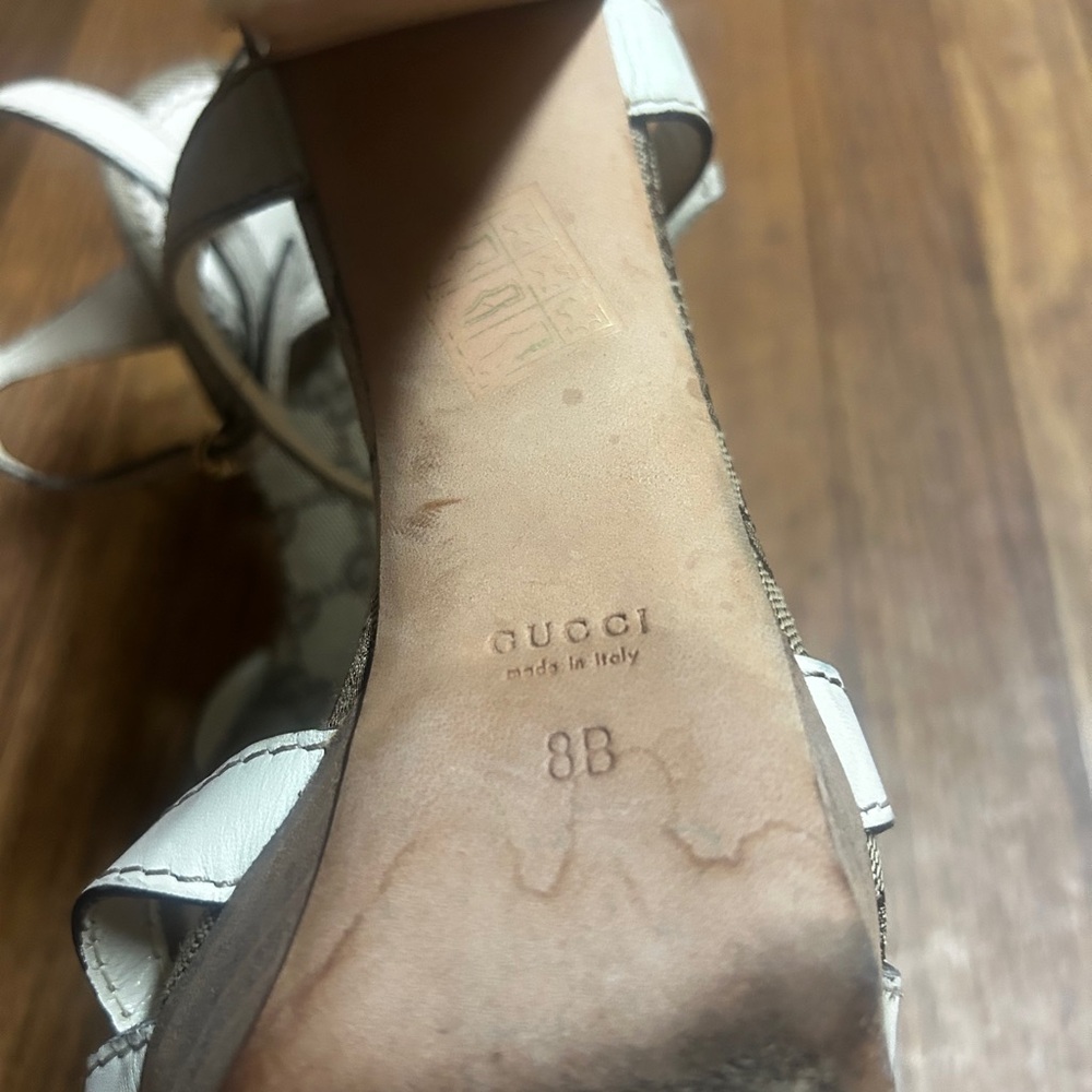 GUCCI Ivory Leather Crest Heart Ankle Strap heels - Picture 4 of 10